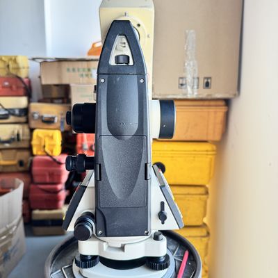 Νότια μάρκα Ηλεκτρονικός Ψηφιακός Θεοδόλιτος NT-023 30x Μεγέθυνση Ηλεκτρονικός Ψηφιακός Θεοδόλιτος IP54 Αδιάβροχος Επίπεδο 1° ή 1gon Οριζόντιος κύκλος Ακριβείς μετρήσεις