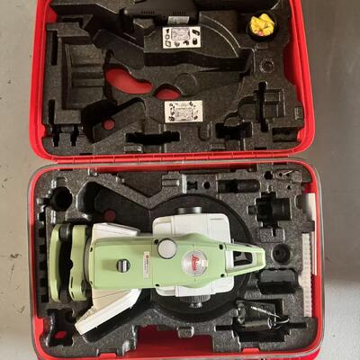 Leica TS03 Total Station με θύρα USB, αντοχή σε σκόνη και νερό IP66 και απόσταση 500μ χωρίς πρίσμα