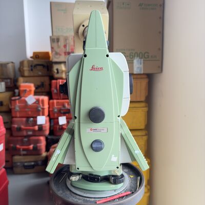 Μεταχειρισμένος Leica TM50 Total Station με χωρητική οθόνη αφής 5.0″, αντοχή σε σκόνη και νερό με πιστοποίηση IP66 και ελάχιστη ένδειξη 1″/5″/10″ για ακριβείς τοπογραφικές μετρήσεις